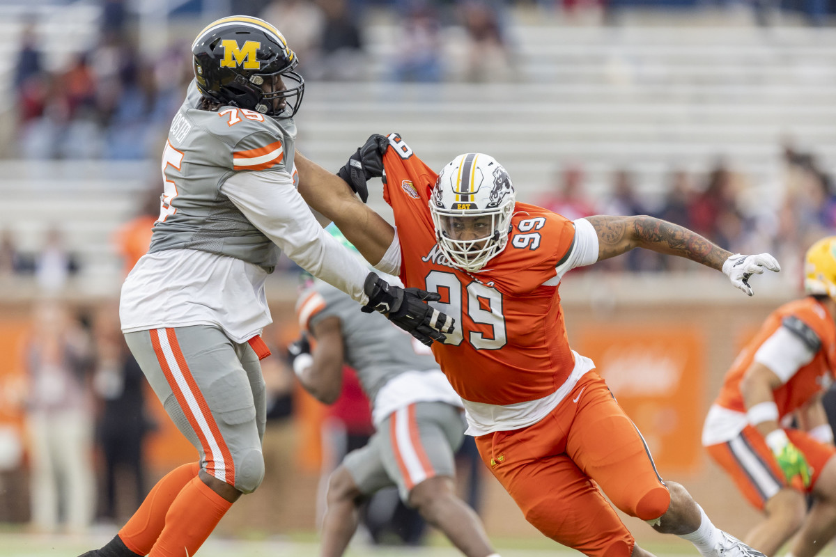 American offensive lineman Javon Foster of Missouri (75) battle National edge Marshawn Kneeland of Western Michigan (99).